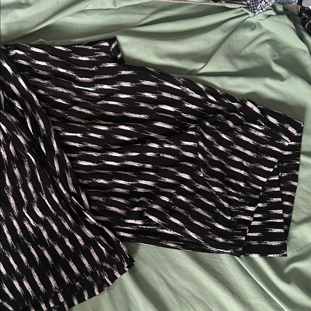 Peter Nygard Monochrome Striped Pants - Picture 3 of 4